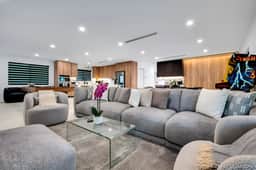 7BR Royal Palms Estate w/ Pool, Spa, Waterslide & Go-Kart - Image 4
