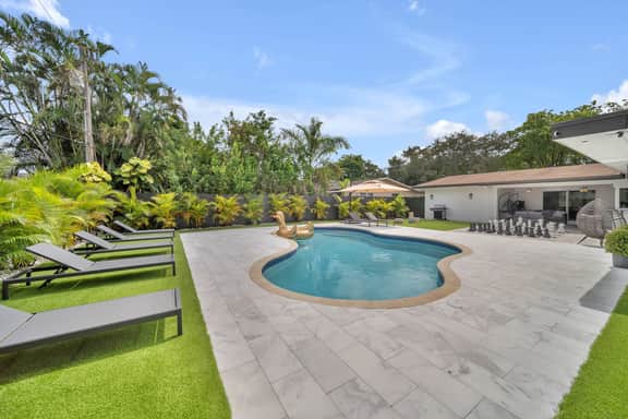 Miami Casa Bella I Near Beaches, heated Pool.