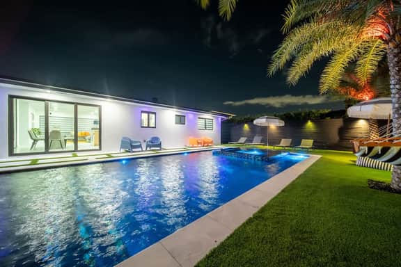 5 Br SunnyDaze Villa Miami-Pool Spa.