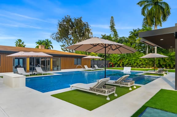 Neon Palms Estate-Pool-Pickleball Court - Image 1